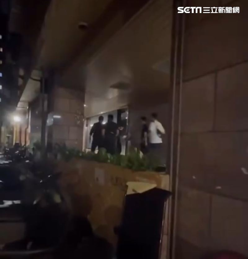 ▲警方深夜攻堅大安區賭場。(圖/民眾提供)