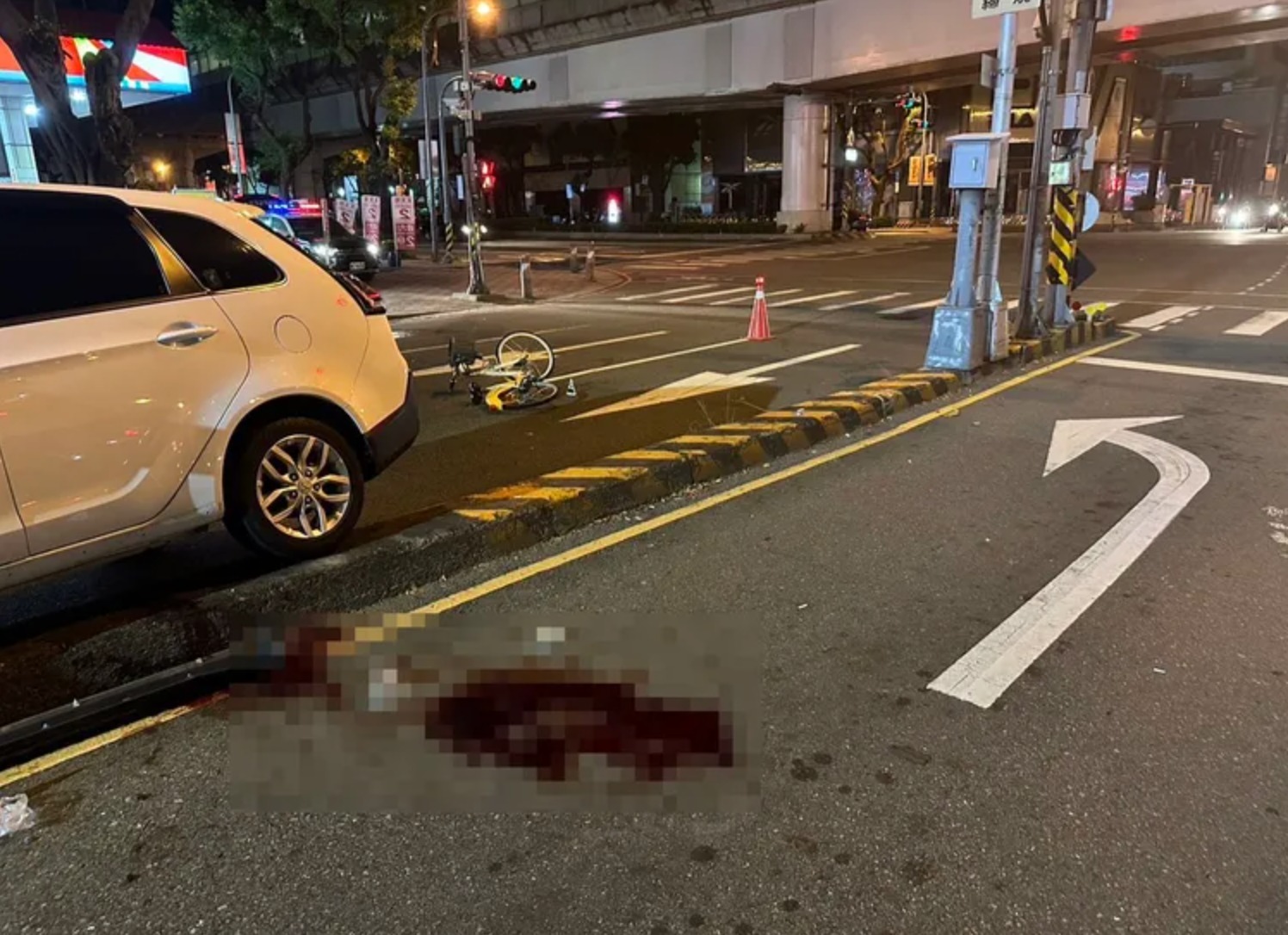 林姓男子騎自行車行經路口時被右轉轎車撞上,送醫不治,地面留下大量血跡。民眾提供