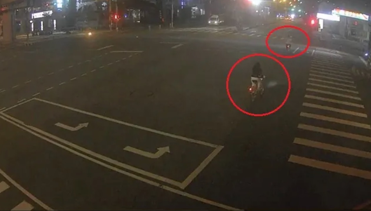 林姓男子與母親騎Ubike一前一後過馬路,後方林母全程目睹兒子被輾斃的過程。民眾提供