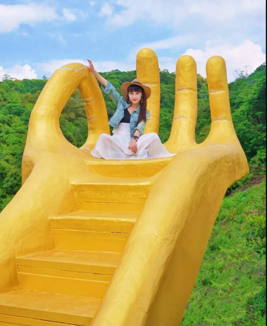 ▲人氣景觀餐廳推出全新打卡點「巨型黃金佛手」,這樣的景觀免飛越南也看得到!(圖片來源:IG@bruce570318)
