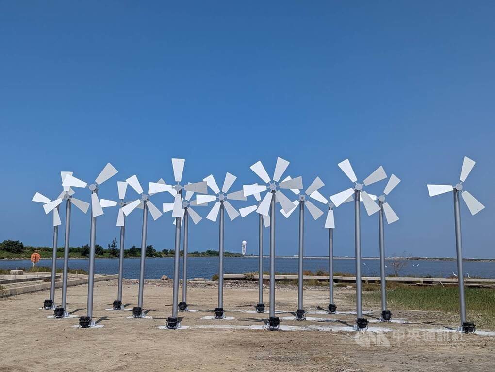 台南400農漁地景藝術節19日起登場,藝術家盂施甫作品「曾經」為15座逾3公尺高的風車,以此回顧當地鹽田風車發明家陳登發的故事。中央社記者王寶兒攝 113年10月20日