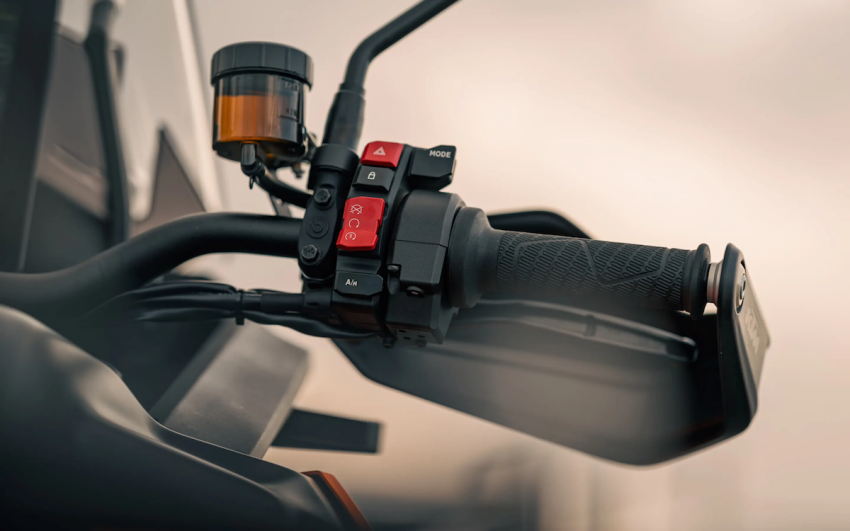 KTM 推出全新半自動變速系統 AMT,並首度加入 P 檔設計。