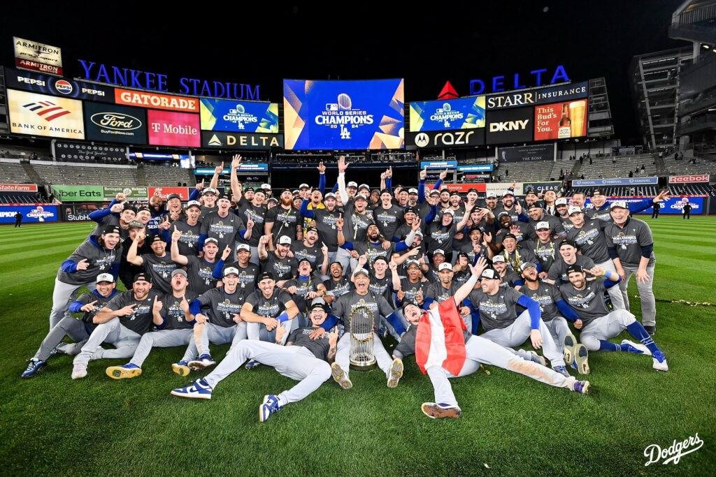 洛杉磯道奇30日獲得世界大賽冠軍後全隊合照。(圖取自x.com/dodgers)
