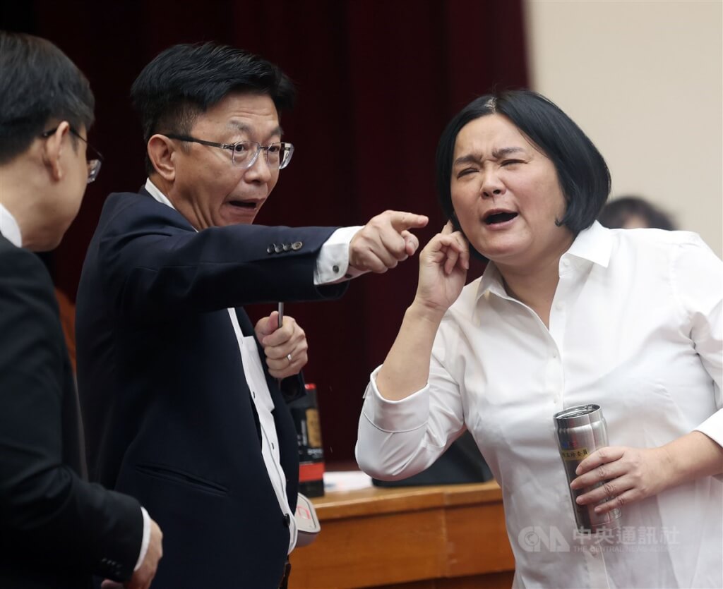 立法院財政委員會4日審查財政收支劃分法部分條文修正草案等案,民進黨立委郭國文(右2)與國民黨籍召委陳玉珍(右)在會議中因發言時間及議事程序問題爆發激烈口角。中央社記者郭日曉攝 113年11月4日