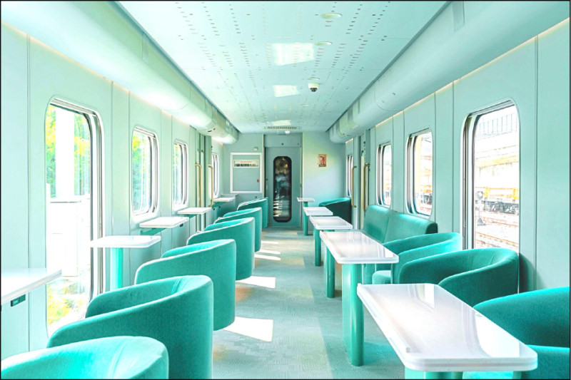 車廂內採用夢幻的Tiffany綠色系,設有面海的四人沙發座椅和兩人席位。(雄獅旅遊提供)