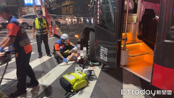 快訊/又是客運追撞!16歲女高中生倒前輪送醫 電動車捲車底全毀