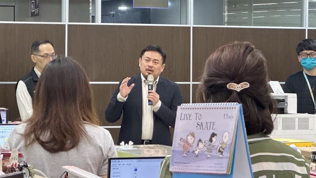 洪申翰:謝宜容辦公室擺設過當 勞動部員工不用備禮討好長官