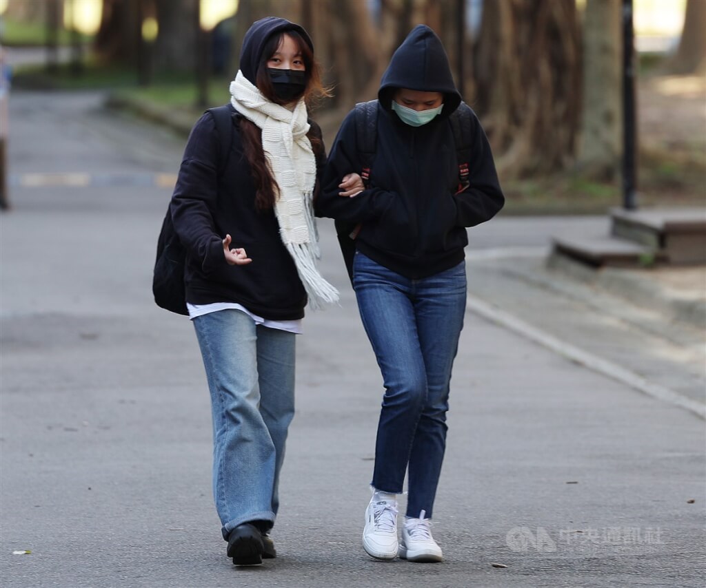 圖為台北市大安區的大學校園內,學生們穿著厚厚冬衣防寒。(中央社檔案照片)