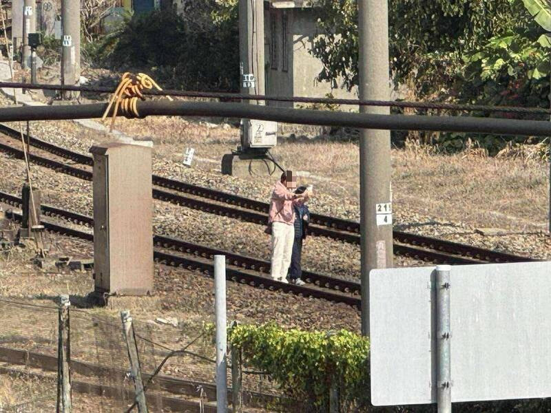 不要命?阿里山遊客闖鐵軌擦撞 台鐵彰化站驚見女帶小孩軌道自拍