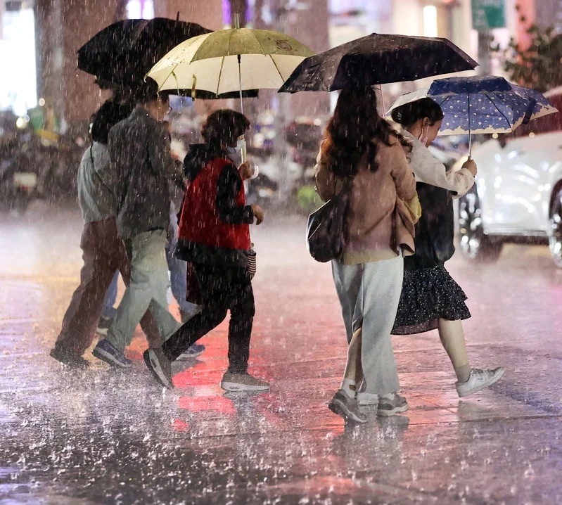 元宵節天氣變臉!全台陰雨、局部大雨來襲,中部以北高山有降雪機率