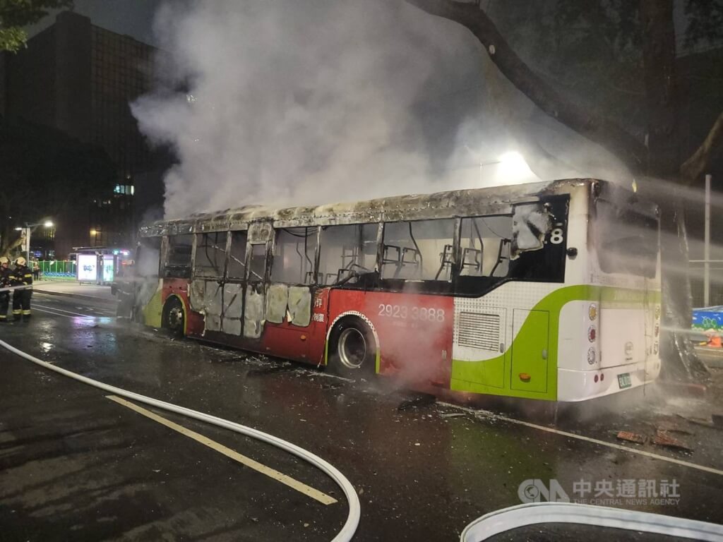 台北電動公車起火!電池疑故障釀禍 114輛同型車停駛檢查、全市858輛緊急安檢