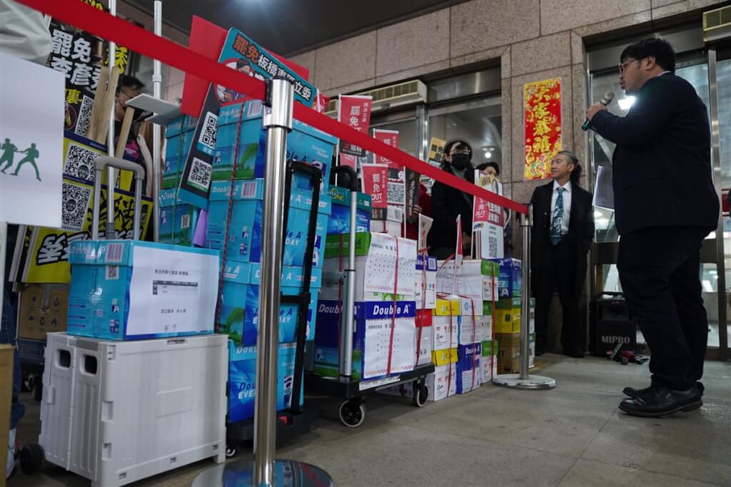 罷免書一二階重複沒違法？中選會、律師這樣說，死亡連署才是真偽造！