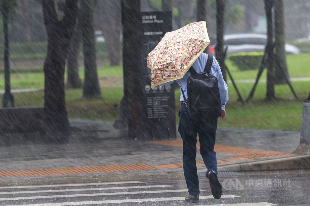 今水氣多!中北部一早有雨、午後全台防雷陣雨 高溫悶熱記得補水防曬