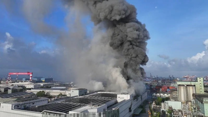 高雄鋰電池廠清晨大火!16人送醫 小港飄異味、空汙警報啟動