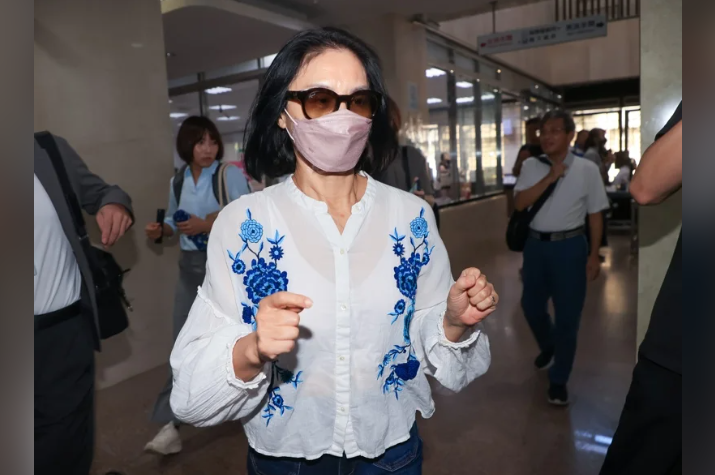 柯文哲政治獻金案 李文娟拒答30題庭上崩潰痛哭:偵查時被問太兇