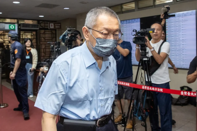 柯文哲政治獻金案 李文娟拒答30題庭上崩潰痛哭:偵查時被問太兇