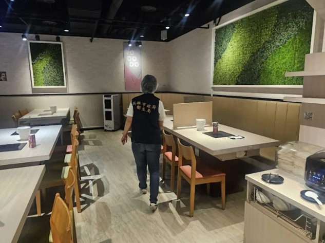 肉多多高雄義大店爆「料理鼠王上桌」！老鼠啃菜盤嚇壞客人　業者道歉整桌免單、衛生局開罰3萬