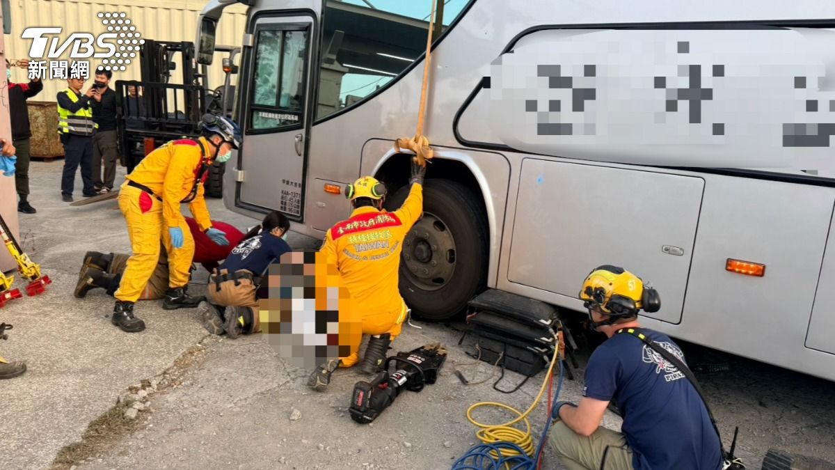 台南安南區國小前嚴重車禍　遊覽車撞機車釀1死　車上女乘客頭破送醫